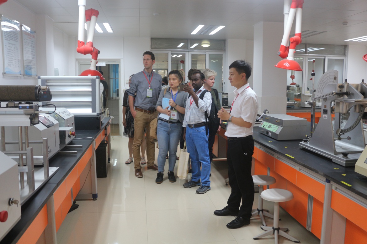 朱红祥教授带领学者参观实验室